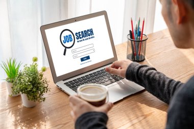 Çalışanların işe alım İnternet ağındaki iş fırsatlarını araması için mod web sitesinde online iş araması