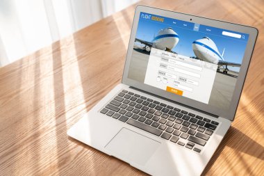 Online uçuş rezervasyon sitesi mod rezervasyon sistemi sağlar. Seyahat teknolojisi kavramı .