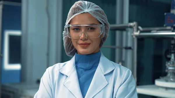 Portrét Vědkyně Uniformě Pracující Léčebné Laboratoři Pro Chemický Biomedicínský Experiment — Stock fotografie