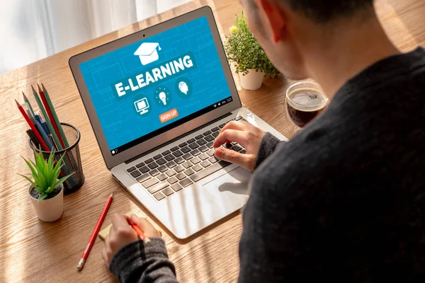 Learning Webbplats Med Modish Soffor För Student Att Studera Online — Stockfoto