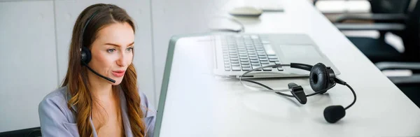 Geschäftsleute Mit Headset Arbeiten Büro Erweiterten Blickfeld Entfernte Kunden Oder — Stockfoto