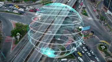 Geleceğin trafik kontrolü için akıllı ulaşım teknolojisi değiştirme konsepti. Sanal akıllı sistem sürücü için şehir caddesindeki araç verilerini bağlamak için sürüş bilgisi analizi yapıyor .