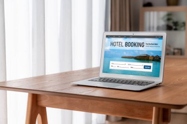 Çevrimiçi otel konaklama rezervasyon sitesi mod rezervasyon sistemi sağlar. Seyahat teknolojisi kavramı .