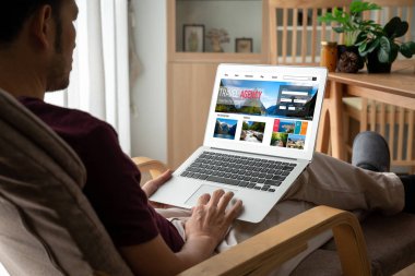 Model arama ve seyahat planlama için internet sitesi uçuş, otel ve tur rezervasyonları için anlaşma ve paket sunuyor