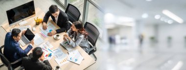 İş adamları grup toplantısı ofisteki en geniş bakış açısından çekildi. İş kadınları, iş adamları ve ofis çalışanları, proje planlama belgeleriyle takım konferansında toplantı masasında çalışıyorlar. .