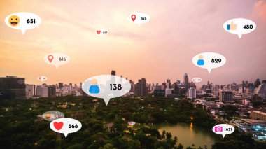 Sosyal medya simgeleri, sosyal ağ uygulama platformu üzerinden insanların karşılıklı bağlantılarını gösteriyor. Çevrimiçi toplum ve sosyal medya pazarlama stratejisi kavramı .