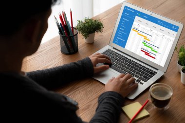 Ekip projesinin zaman çizelgesini gösteren bilgisayar ekranında, modern iş projesi yönetimi için proje planlama yazılımı