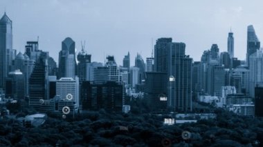 İş verileri analitik arayüzü akıllı şehrin üzerinde uçuyor ve iş zekasının geleceğini değiştiriyor. Stratejik plan için büyük verileri analiz etmek için bilgisayar yazılımı ve yapay zeka kullanılır .