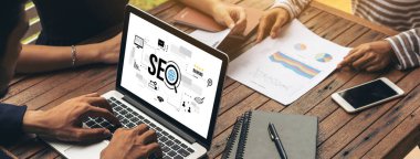 Model e-ticaret için SEO arama motoru optimizasyonu ve bilgisayar ekranında gösterilen çevrimiçi perakende işi