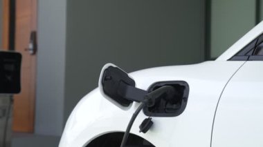 Ev şarj istasyonu, elektronik araç için sürdürülebilir, yenilenebilir enerji kaynağı, modern modern yaşam tarzı için evdeki EV arabaları sağlıyor. Çevre dostu melez elektro ve petrol aracı bataryası.