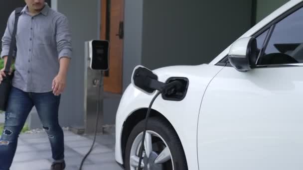 Muž Odpojí Nabíječku Elektromobilů Svém Sídle Koncepce Používání Elektrických Vozidel — Stock video