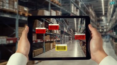 Artırılmış gerçeklik teknolojisi sistemi akıllı depo paket toplama ve teslimatını tanımlıyor. Gelecekteki tedarik zinciri ve lojistik ticaret kavramı .