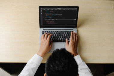 Model uygulama ve program kodlaması için bilgisayar ekranında yazılım geliştirme programlama