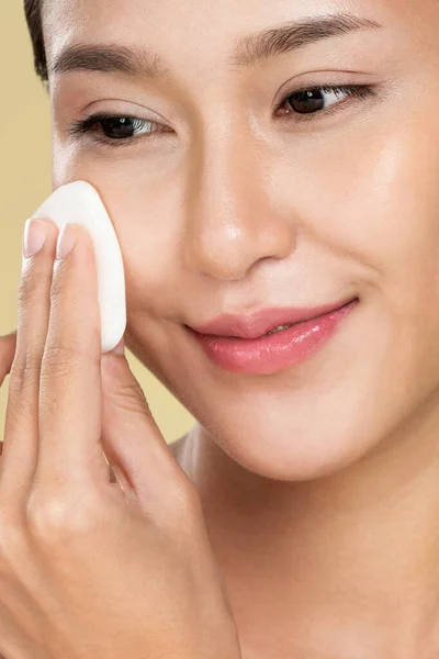 Closeup Ardent Woman Applying Her Cheek Dry Powder Looking Camera — Zdjęcie stockowe