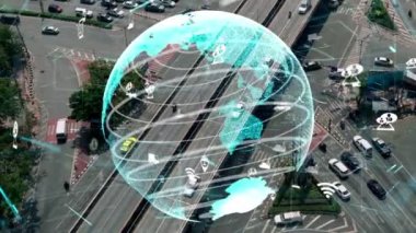 Geleceğin trafik kontrolü için akıllı ulaşım teknolojisi değiştirme konsepti. Sanal akıllı sistem sürücü için şehir caddesindeki araç verilerini bağlamak için sürüş bilgisi analizi yapıyor .