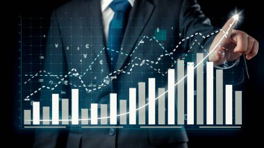 İşadamı, ticari kar artışının gelecekteki hedefe arttığını gösteren imalı bir tablo çizdi. Şirket işlerinin yükselmesi için mükemmel bir mali durum. Finans ve para teknolojisi .