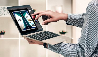 Web sayfasının modern tasarımı ve bilgisayar ekranında gösterilen ticari reklamlar için grafiksel tasarımcı yazılımı