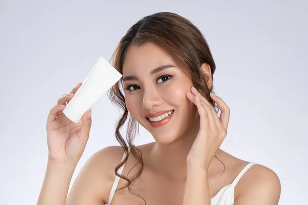 Gorgeous Woman Makeup Smiling Holding Mockup Product Advertising Text Place — 图库照片