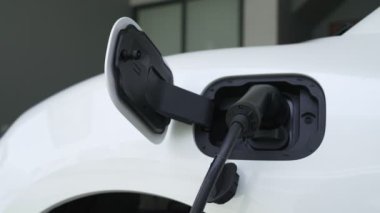 Ev şarj istasyonu, elektronik araç için sürdürülebilir, yenilenebilir enerji kaynağı, modern modern yaşam tarzı için evdeki EV arabaları sağlıyor. Çevre dostu melez elektro ve petrol aracı bataryası.