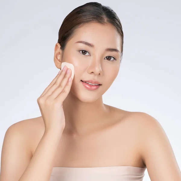 Gorgeous Woman Applying Her Cheek Dry Powder Portrait Younger Perfect — Stock Fotó