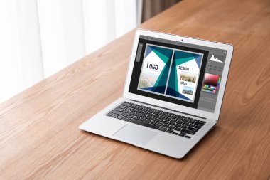 Web sayfasının modern tasarımı ve bilgisayar ekranında gösterilen ticari reklamlar için grafiksel tasarımcı yazılımı