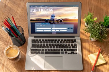 Online uçuş rezervasyon sitesi mod rezervasyon sistemi sağlar. Seyahat teknolojisi kavramı .