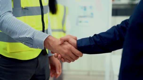 Competent Businessman Engineer Shake Hands Successfully Concluding Trading Arrangement Business — Stockvideo