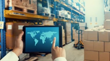 Depo yönetimi, mal teslimatının gerçek zamanlı izlenmesi için bilgisayarda becerikli bir yazılım. Bilgisayar ekranı, depolama ve tedarik zinciri dağılımı için akıllı envanter göstergesi .