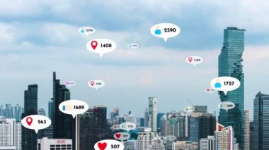 Sosyal medya simgeleri, sosyal ağ uygulama platformu üzerinden insanların karşılıklı bağlantılarını gösteriyor. Çevrimiçi toplum ve sosyal medya pazarlama stratejisi kavramı .