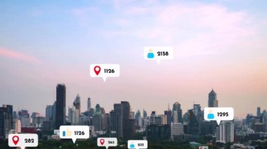 Sosyal medya simgeleri, sosyal ağ uygulama platformu üzerinden insanların karşılıklı bağlantılarını gösteriyor. Çevrimiçi toplum ve sosyal medya pazarlama stratejisi kavramı .