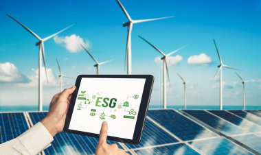Çevre tasarrufu ve ESG iş konsepti için yeşil iş dönüşümü. İşadamı, çevre dostu yönetime ve alternatif temiz enerji kullanımına yönelik kurumsal bir hedef belirlemek için tablet kullanıyor.
