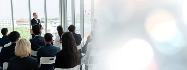 Seminer konferansında toplanan bir grup iş adamı daha geniş bir görüşe sahip. Seyirciler, çalışanların eğitim seanslarındaki eğitmenleri dinliyor. Konuşmacıyla ofis çalışanları toplantısı .