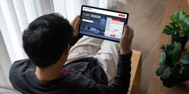 Online uçuş rezervasyon sitesi mod rezervasyon sistemi sağlar. Seyahat teknolojisi kavramı .