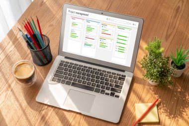 Ekip projesinin zaman çizelgesini gösteren bilgisayar ekranında, modern iş projesi yönetimi için proje planlama yazılımı