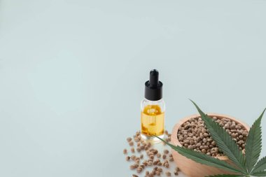 Marihuana 'dan çıkarılan cam kapaklı marihuana yağı ve boş arkaplanda kenevir tohumları içeren yasallaştırılmış marihuana konsepti. Copyspace ve reklam için marihuana ürünleri.