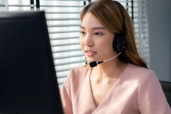 Competent Female Operator Working Computer While Talking Clients Concept Relevant — Stockfoto