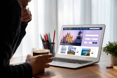 Model arama ve seyahat planlama için internet sitesi uçuş, otel ve tur rezervasyonları için anlaşma ve paket sunuyor