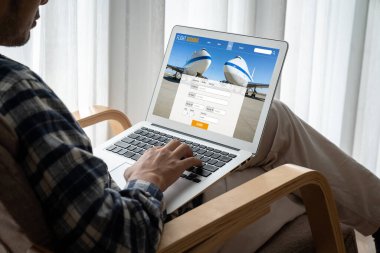 Online uçuş rezervasyon sitesi mod rezervasyon sistemi sağlar. Seyahat teknolojisi kavramı .
