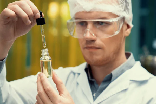 과학자나 약재상은 실험실에서 의약용으로 Cbd 기름을 기계에서 대마초 의약품 — 스톡 사진