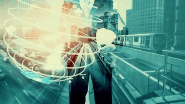 Gelecekteki bina inşaatı ve HUD hologram grafik tasarımı ile yaratıcı mühendislik projesi konsepti. İnşaat mühendisi, mimar ya da inşaat işçisi modern sivil teknoloji ile çalışıyor..