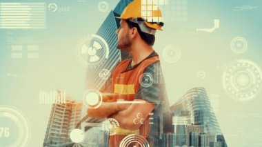 Gelecekteki bina inşaatı ve HUD hologram grafik tasarımı ile yaratıcı mühendislik projesi konsepti. İnşaat mühendisi, mimar ya da inşaat işçisi modern sivil teknoloji ile çalışıyor..