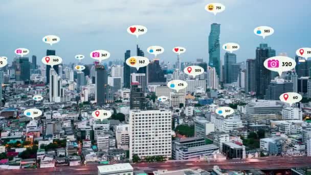 Social Media Ikonen Fliegen Über Die Innenstadt Und Zeigen Die — Stockvideo