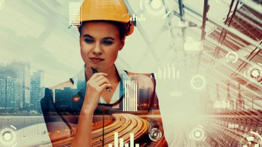 Gelecekteki bina inşaatı ve HUD hologram grafik tasarımı ile yaratıcı mühendislik projesi konsepti. İnşaat mühendisi, mimar ya da inşaat işçisi modern sivil teknoloji ile çalışıyor..