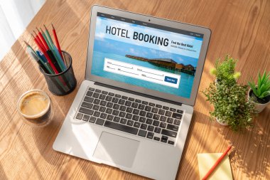 Çevrimiçi otel konaklama rezervasyon sitesi mod rezervasyon sistemi sağlar. Seyahat teknolojisi kavramı .