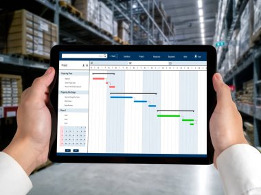 Ekip projesinin zaman çizelgesini gösteren bilgisayar ekranında, modern iş projesi yönetimi için proje planlama yazılımı