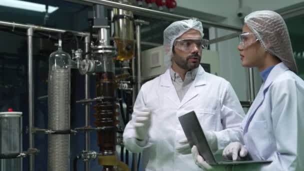 Двоє Вчених Професійній Уніформі Працюють Лікувальній Лабораторії Хіміко Біомедичного Експерименту — стокове відео