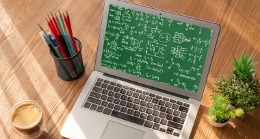 Bilgisayar ekranında bilim ve eğitim kavramını gösteren matematiksel denklemler ve modem formülü