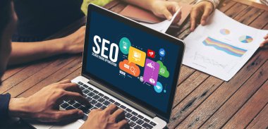 Model e-ticaret için SEO arama motoru optimizasyonu ve bilgisayar ekranında gösterilen çevrimiçi perakende işi