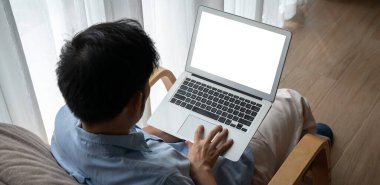 Tasarımınız için mod bilgisayardaki beyaz boş ekran monitör ekranında maket yapın