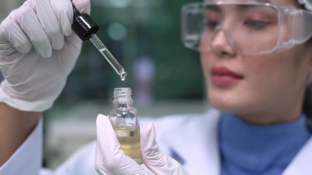 Scientist Test Cbd Hemp Oil Product Curative Cbd Lab Hemp — ストック動画